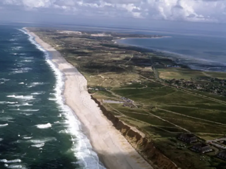 Vom-drohenden-Anstieg-des-Meeresspiegels-ist-die-Kueste-Deutschlands-stark-betroffen-Einschneidende-Veraenderungen-der-Kuestenlandschaft-sind-nicht-ausgeschlossen