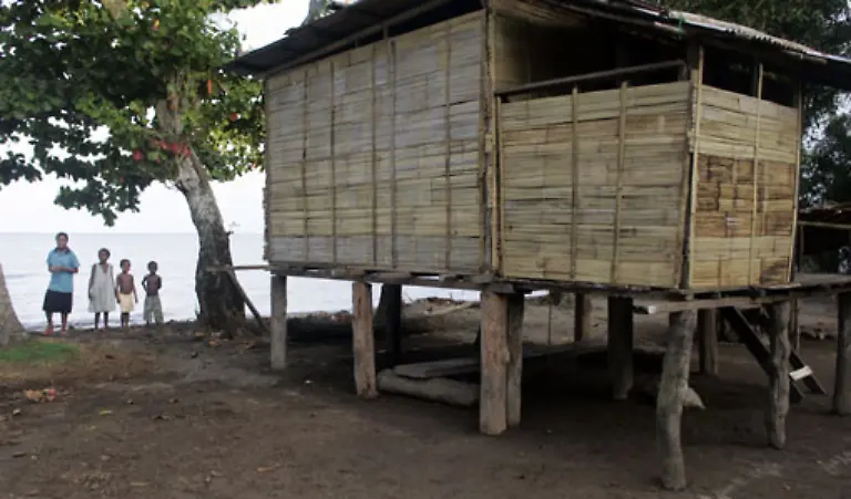 Auf-der-zu-Papua-Neuguinea-gehoerenden-Insel-New-Britain-mussten-die-Menschen-ihre-Haeuser-wegen-des-steigenden-Wassers-weiter-ins-Inland-verlagern