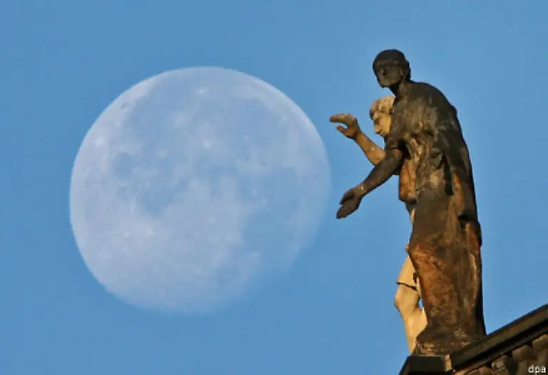 Viele-Menschen-klagen-bei-Vollmond-ueber-Schlaflosigkeit-und-auf-den-Polizeirevieren-haeufen-sich-die-Anrufe-der-Mondsuechtigen