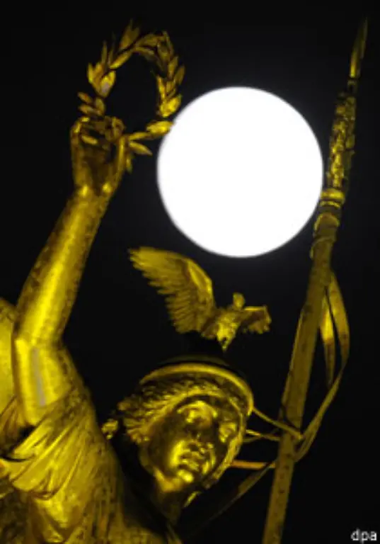 Kaum-einem-Himmelskoerper-wird-so-viel-Macht-ueber-die-Menschen-zugeschrieben-wie-dem-Mond