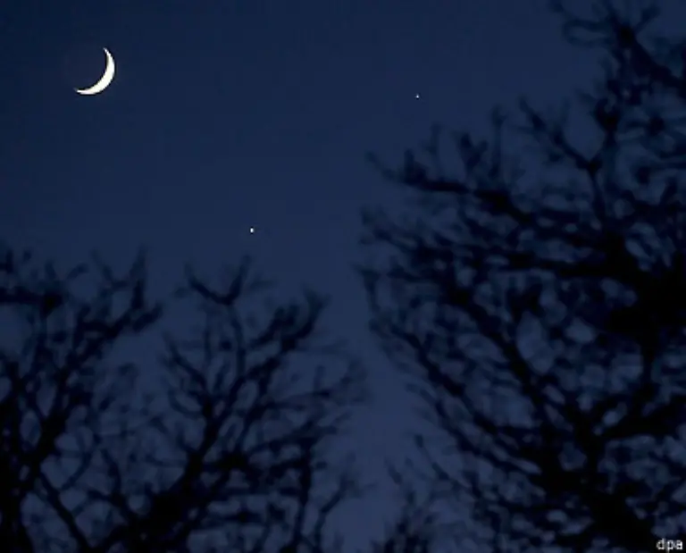 Entscheidend-ist-dabei-wohl-dass-der-Erdtrabant-aufgrund-seiner-staendig-wechselnden-Gestalt-fast-zu-leben-scheint