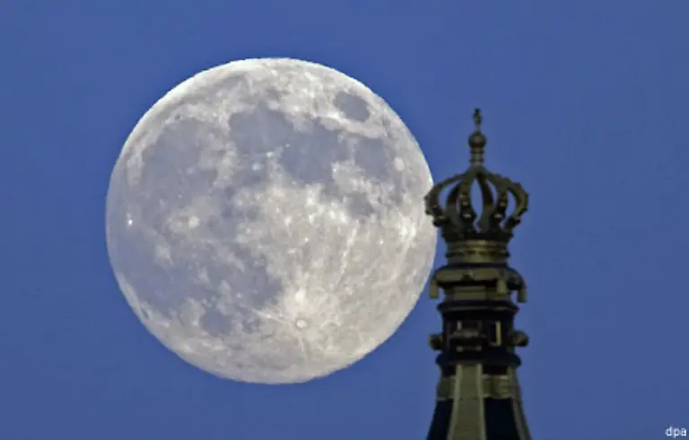 Da-er-selbst-vergeht-und-waechst-betrachtete-man-den-Mond-bereits-sehr-frueh-als-das-hoechste-Symbol-fuer-Fruchtbarkeit-Wachstum-und-Gedeihen