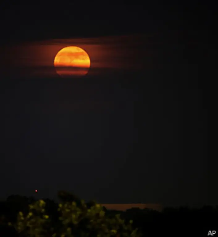 Und-so-besagt-eine-der-verbreitetsten-Wetterregeln-Seht-ihr-den-Neumond-hell-und-rein-so-wird-gutes-Wetter-sein-Ist-aber-selbiger-sehr-rot-so-ist-er-viel-Windes-Brot-Ist-er-dann-bleich-so-glaube-frei-dass-nasse-Zeit-dahinter-sei
