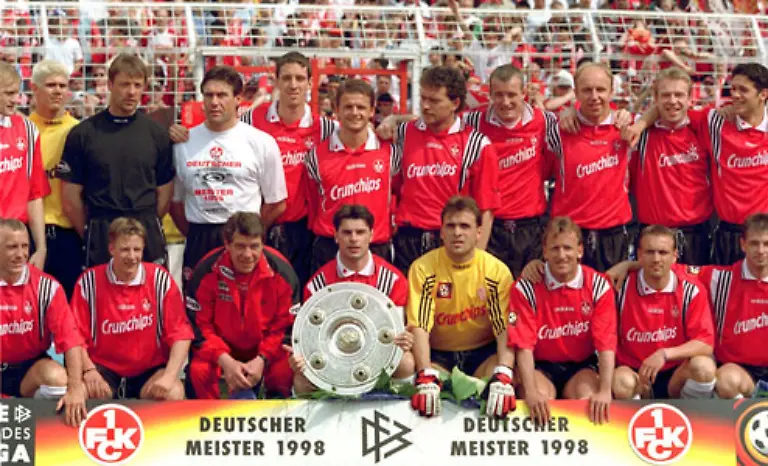 Bisher-konnte-nur-der-1-FC-Kaiserslautern-1997-98-als-Neuling-die-Hinrunde-als-Spitzenreiter-beenden-und-am-Ende-den-Titel-holen