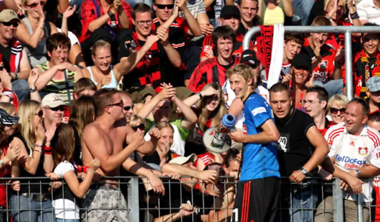Besser-lief-es-bei-den-Zuschauerzahlen-Die-Bundesliga-hat-mit-6-254-776-Fans-im-Schnitt-waren-das-40-880-Besucher-in-153-Begegnungen-ihre-Stellung-als-Zuschauer-Kroesus-in-Europa-weiter-gefestigt-und-einen-neuen-Hinrundenrekord-aufgestellt