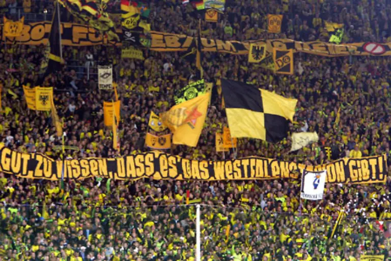 Groesster-Magnet-ist-einmal-mehr-Borussia-Dortmund-Der-BVB-zog-bei-seinen-neun-Hinrundenspielen-mehr-als-650-000-Fans-Schnitt-72-934-an-Allerdings-liegen-die-Schwarz-Gelben-nur-knapp-vor-Muenchen-das-in-acht-Heimspielen-auf-552-000-Besucher-Schnitt-69-000-kam