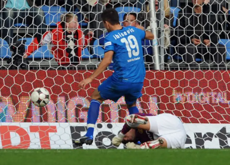 Denn-die-Torjaegerkrone-wird-ihm-ausgerechnet-von-einem-Hoffenheimer-streitig-gemacht-Vedad-Ibisevic-kratzt-mit-seiner-bisherigen-Torquote-von-18-Treffern-sogar-am-einsamen-Rekord-von-Gerd-Mueller-der-in-der-Spielzeit-1971-72-sagenhafte-40-Tore-schoss