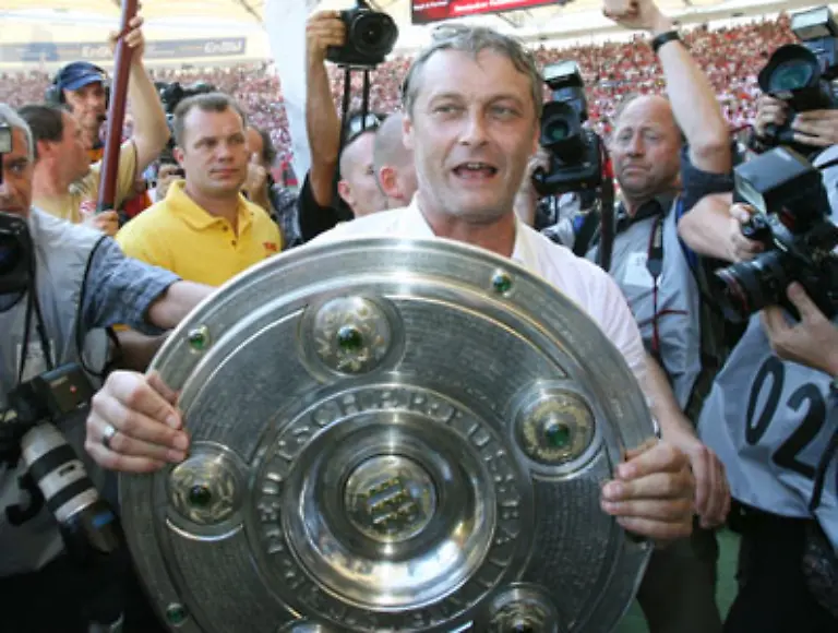 Ein-Meistertrainer-musste-dagegen-seinen-Stuhl-raeumen-Im-Sommer-2007-war-Armin-Veh-noch-der-Held-beim-VfB-Stuttgart-Der-47-Jaehrige-fuehrte-die-Schwaben-mit-einer-jungen-Mannschaft-ueberraschend-zur-deutschen-Meisterschaft