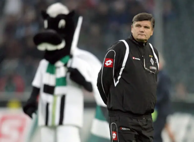 Zwei-weitere-Trainer-standen-in-der-Hinrunde-im-Rampenlicht-Zum-einen-ist-das-Moechtegern-Pensionaer-Hans-Meyer-Statt-Rosen-zu-zuechten-folgte-er-dem-Hilferuf-seiner-grossen-Liebe-Borussia-Moenchengladbach-und-kehrte-auf-die-Trainerbank-zurueck