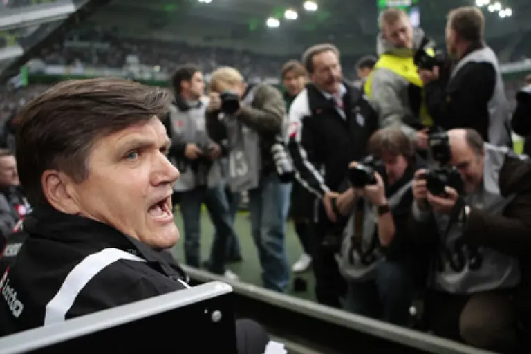 Mit-seinen-Spruechen-und-seiner-Selbstironie-belebt-er-seit-dem-18-Oktober-wieder-die-Bundesliga-Doch-Meyer-musste-schnell-erkennen-wie-schwierig-die-Aufgabe-beim-fuenfmaligen-deutschen-Meister-ist-Ob-er-seinen-Vertrag-bis-2010-erfuellt-bleibt-also-abzuwarten