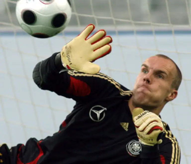 Zu-hohe-Belastung-War-das-der-Grund-fuer-den-Knochenbruch-von-Pechvogel-Robert-Enke-Der-Zeitpunkt-haette-ungluecklicher-kaum-sein-koennen-war-doch-bis-dahin-alles-nach-Wunsch-verlaufen-bis-hin-zur-Nummer-eins-im-Tor-der-deutschen-Nationalmannschaft