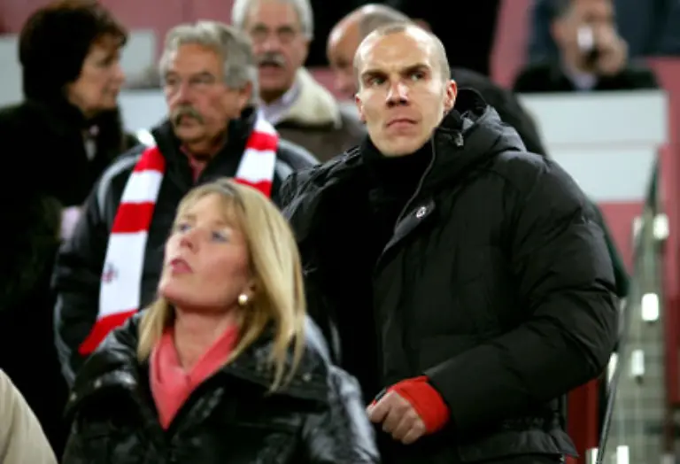 Enke-reagierte-jedoch-wie-meist-in-seiner-Karriere-professionell-Er-gratulierte-seinem-Konkurrenten-Rene-Adler-zum-starken-Debuet-im-Nationaltrikot-gegen-Russland-und-begann-mit-der-Arbeit-an-seinem-Comeback-Zu-Beginn-der-Rueckrunde-soll-es-soweit-sein