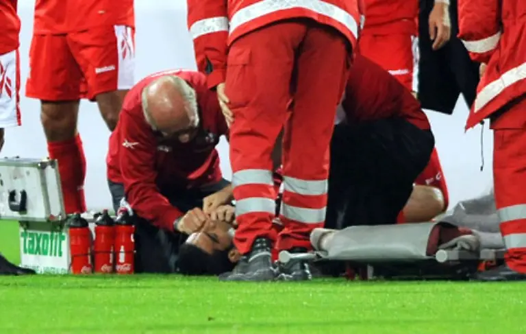 Hektisch-winkten-die-umstehenden-Spieler-Betreuer-und-Aerzte-auf-das-Spielfeld-die-sofortige-Wiederbelebungsmassnahmen-einleiteten-Oezat-ueberlebte-zur-Erleichterung-der-deutschen-Fussball-Gemeinde-Ob-er-in-die-Bundesliga-zurueckkehrt-ist-jedoch-voellig-unklar