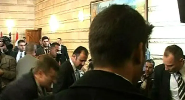 Der-Angreifer-wird-ueberwaeltigt