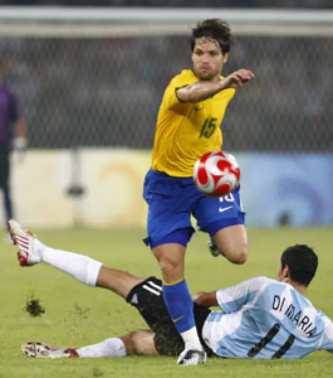 Die-internationale-Fussballwelt-wurde-dagegen-von-Werder-Bremens-Stuermer-Diva-Diego-gespalten-Denn-dieser-wollte-unbedingt-zu-Olympia-nach-Peking-und-setzte-sich-schliesslich-auch-gegen-seinen-Verein-durch