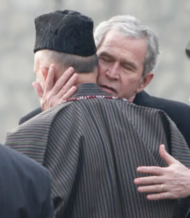 Aber-dann-ach-welche-Erleichterung-den-Irak-zu-verlassen-und-sich-in-den-Armen-von-Afghanistans-Praesidenten-Hamid-Karsai-wiederzufinden-Alle-Fotos-AP-dpa-Reuters