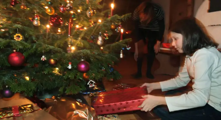 Mit-der-Familie-vor-dem-Christbaum-singen-Party-mit-Freunden-machen-oder-lieber-einfach-ignorieren-Wie-feiern-die-Deutschen-das-Weihnachtsfest