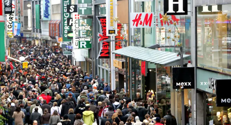 Stolze-306-Euro-wollen-die-Deutschen-im-Durchschnitt-fuer-Geschenke-pro-Kind-ausgeben-Das-ist-nur-etwas-weniger-22-Euro-als-im-vergangenen-Jahr-wie-eine-von-einem-Spielwarenhaendler-in-Auftrag-gegebene-Umfrage-des-Marktforschungsinstituts-Gewis-ergab