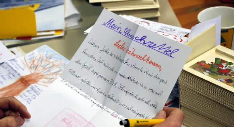 Ganz-oben-auf-vielen-Wunschzetteln-nicht-nur-von-Kindern-stehen-Technik-Geschenke-Fast-40-Prozent-der-Deutschen-wollen-zu-Weihnachten-Computer-oder-Unterhaltungselektronik-kaufen-ermittelte-Forsa-fuer-den-Branchenverband-Bitkom