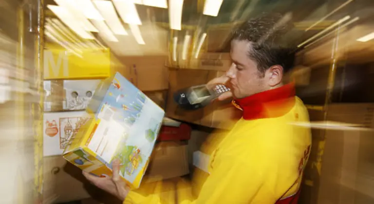 Heiss-begehrt-sind-unter-anderem-Spiele-Software-und-Digitalkameras-Wer-keine-Lust-auf-ueberfuellte-Kaufhaeuser-hat-der-kann-auch-online-shoppen-Mehr-als-zehn-Millionen-Deutsche-kaufen-nach-Forsa-Angaben-in-diesem-Jahr-die-Praesente-im-Internet