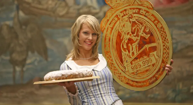 Christstollen-Marzipankartoffeln-und-Schokolade-verwoehnen-den-Gaumen-foerdern-allerdings-bei-manchen-nicht-beim-Dresdner-Stollenmaedchen-das-Hueftgold