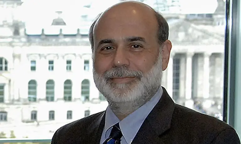 18-September-2007-laeutet-Bernanke-angesichts-der-heraufziehenden-Krise-das-Ende-der-Hochzinspolitik-ein-Nach-einer-laengeren-Plateauphase-sinkt-der-Leitzins-von-5-25-auf-4-75-Prozent