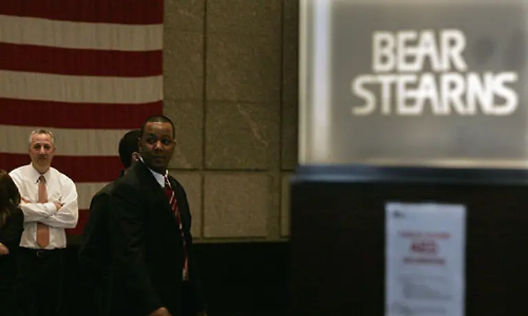 Sonntag-16-Maerz-2008-Die-US-Investmentbank-Bear-Stearns-faellt-In-einem-Notverkauf-faengt-die-Grossbank-JP-Morgan-Chase-die-schwankende-Bank-auf-Die-Fed-hilft-mit-einem-Milliardenkredit-aus