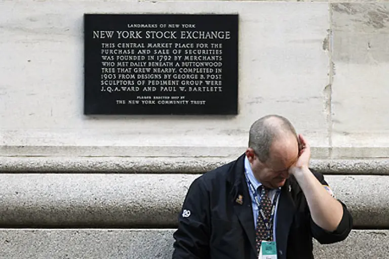 Donnerstag-9-Oktober-2008-Der-Dow-Jones-Index-sackt-768-91-Punkte-ab-und-schliesst-erstmals-seit-2003-unter-der-Marke-von-9000-Punkten