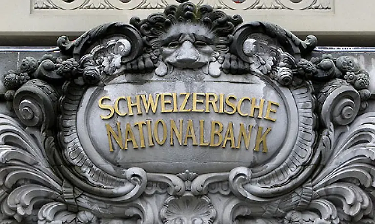 Statt-eines-konkreten-Zielsatzes-legt-die-Fed-nach-dem-Vorbild-der-Schweizerischen-Nationalbank-SNB-ein-Zielband-fuer-den-Schluesselzins-fest