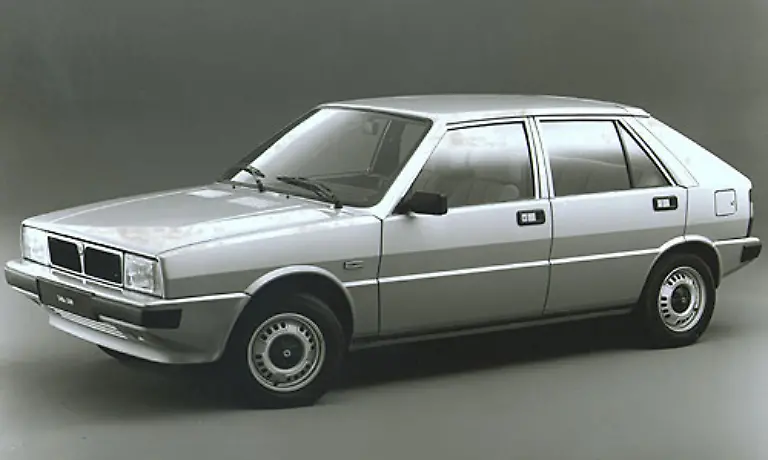 Technisch-war-der-Delta-wie-ueblich-bei-Lancia-ein-herausragendes-Stueck-Automobil-Er-besass-eine-Einzelradaufhaengung-Stossfaenger-aus-Polyester-und-die-Camuffo-Hinterachse-war-eine-komplette-Neuentwicklung-aus-Erkenntnissen-des-Rallye-Sports