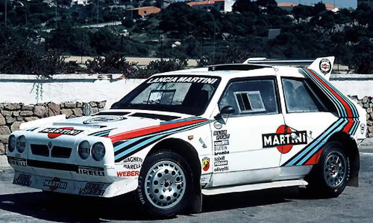 Der-Sprung-zum-Sport-war-naheliegend-Ab-1985-wurde-im-Rallye-Sport-der-Delta-S4-eingesetzt-Er-beerbte-das-Weltmeister-Auto-037-brachte-aber-den-wichtigen-Heckantrieb-mit-Damit-konnte-er-sich-gegen-die-enorm-starke-Konkurrenz-des-Audi-Quattro-durchsetzen