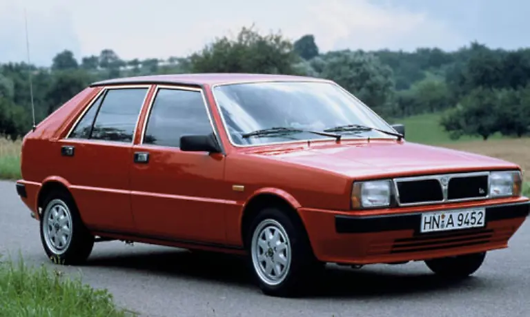 Aus-dem-Rallye-Sport-kamen-einige-Innovationen-Schon-die-GT-Version-hatte-Doppelnockenwellen-und-Doppelvergaser-Als-Extras-gab-es-elektrische-Fensterheber-Zentralverriegelung-und-spaeter-sogar-Servolenkung