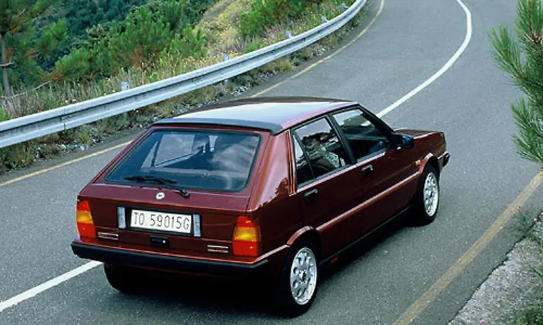 Die-i-e-Version-hatte-schon-eine-spritsparende-SPI-Einspritzanlage-an-Bord-Im-Innenraum-herrschte-italienisches-Design-vor-Lichtleiter-fuer-die-Instrumentenbeleuchtung-und-ein-beleuchteter-Motorraum-waren-weitere-Highlights-des-Autos
