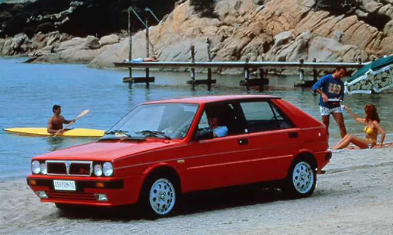 Den-Allradantrieb-aus-dem-Rallye-Sport-bekam-auch-der-Serien-Delta-ab-Der-erfolgreiche-2-0-Liter-Motor-aus-dem-Hause-Fiat-leistete-im-Delta-165-PS-bei-285-Newtonmeter-Drehmoment