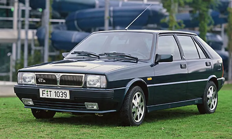 Bis-Ende-der-80er-Jahre-hatte-sich-der-Delta-bereits-einen-legendaeren-Ruf-erarbeitet-Nicht-nur-als-Rallye-Auto-Auch-auf-der-Strasse-war-er-ein-gefuerchteter-Golf-Jaeger