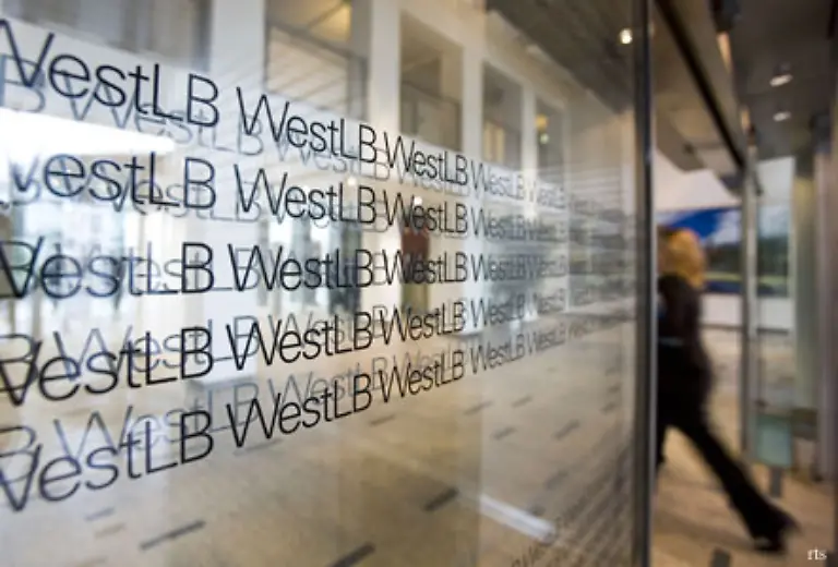 Die-Eigentuemer-der-angeschlagenen-WestLB-muessen-mit-einer-zwei-Milliarden-Euro-schweren-Finanzspritze-neue-Loecher-bei-der-drittgroessten-deutschen-Landesbank-fuellen