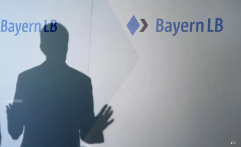 Die-Finanzmarktkrise-trifft-die-BayernLB-mit-Belastungen-von-bislang-4-3-Mrd-Euro-weit-haerter-als-zunaechst-angenommen-Bis-November-klettert-der-Finanzbedarf-auf-10-Mrd-Euro