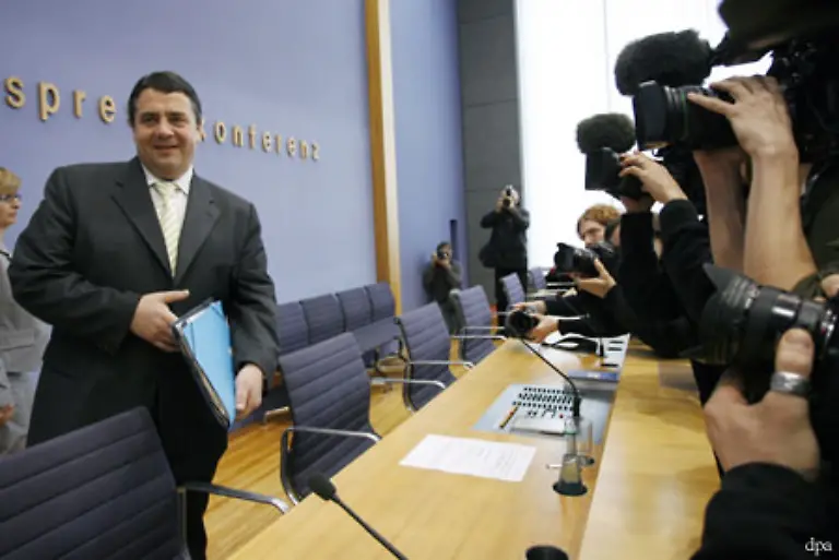 Umweltminister-Sigmar-Gabriel-stoppt-den-fuer-2009-geplanten-hoeheren-Anteil-von-Biosprit-in-Superbenzin