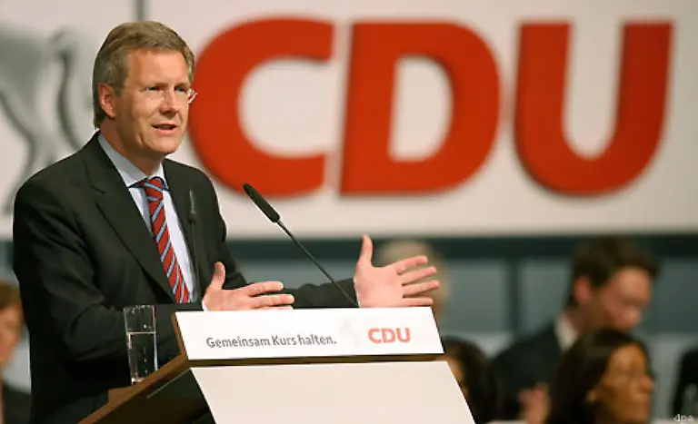 In-Niedersachsen-kann-die-CDU-die-Landtagswahl-fuer-sich-entscheiden-Ministerpraesident-Christian-Wulff-CDU-kann-seine-Regierungskoalition-mit-der-FDP-fortfuehren