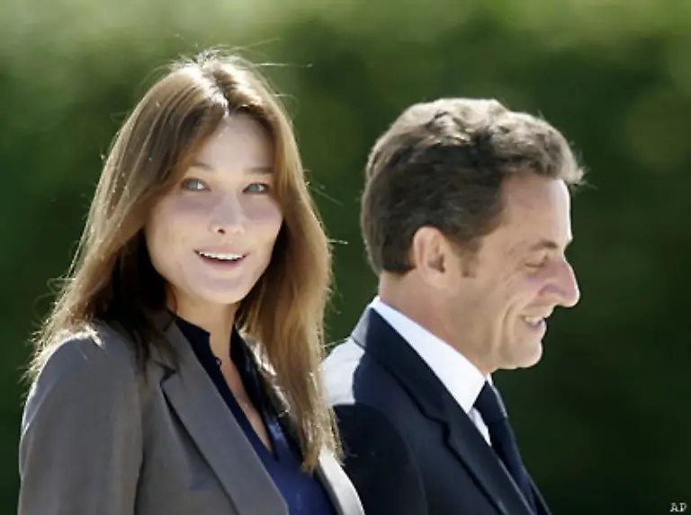 2-Februar-Dreieinhalb-Monate-nach-seiner-Scheidung-heiratet-der-franzoesische-Praesident-Nicolas-Sarkozy-unter-strenger-Geheimhaltung-im-lysepalast-Saengerin-und-Ex-Model-Carla-Bruni
