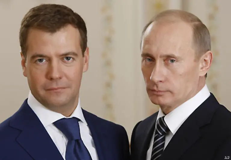 2-Maerz-Kremlfavorit-Dmitri-Medwedew-siegt-bei-der-russischen-Praesidentenwahl-mit-70-28-Prozent-Der-Wunschnachfolger-von-Wladimir-Putin-wird-im-Mai-vereidigt-Putin-wird-am-8-Mai-zum-Regierungschef-gewaehlt