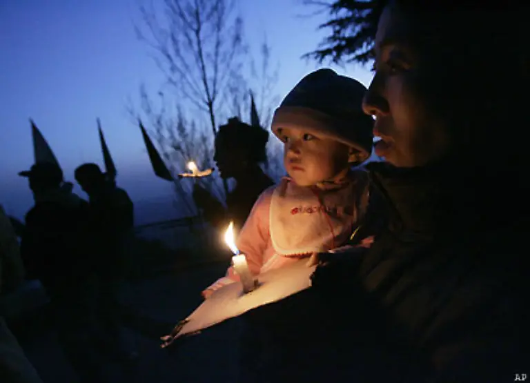 10-Maerz-Am-49-Jahrestag-des-Aufstands-gegen-China-beginnen-rund-100-Exil-Tibeter-im-indischen-Dharamsala-einen-Protestmarsch-in-ihre-besetzte-Heimat-Danach-breiten-sich-die-Proteste-auch-in-anderen-chinesischen-Provinzen-aus-Es-gibt-viele-Tote-und-Verletzte