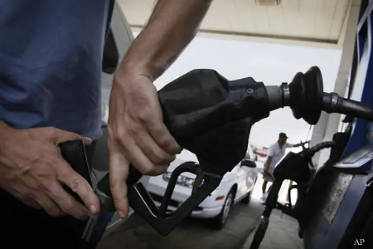 Am-11-Juli-steigt-der-Preis-fuer-ein-Barrel-159-Liter-Oel-der-US-Sorte-WTI-auf-mehr-als-147-US-Dollar-Damit-ist-der-Gipfel-allerdings-erreicht-der-Preis-faellt-spaeter-auf-unter-50-US-Dollar