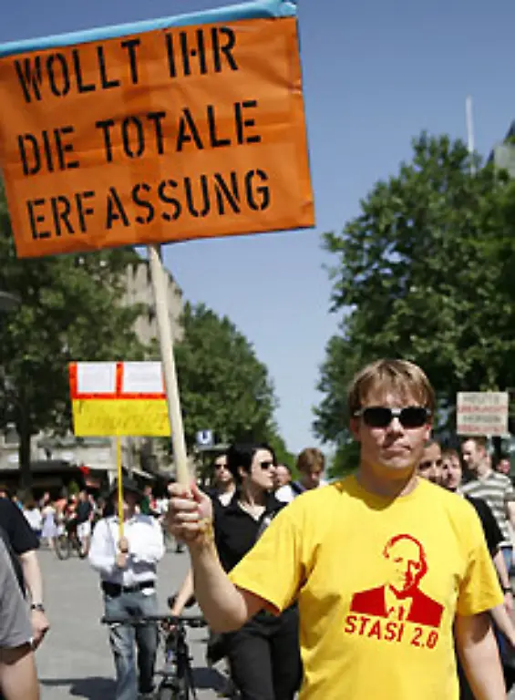 11-Maerz-Das-Bundesverfassungsgericht-billigt-die-Massenspeicherung-von-Telefon-und-Internet-Daten-vorerst-begrenzt-aber-deren-Nutzung-zur-Strafverfolgung-Am-28-Oktober-schraenkt-Karlsruhe-den-Zugriff-auf-die-Daten-erneut-ein