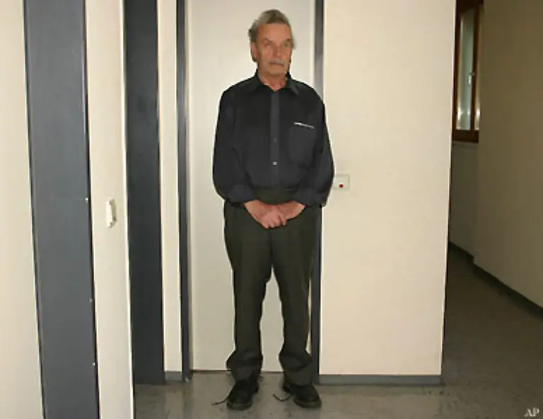Die-Polizei-nimmt-den-73-Jahre-alten-Josef-Fritzl-fest-Drei-der-Kinder-mussten-mit-ihrer-Mutter-in-Gefangenschaft-leben-eins-starb-nach-der-Geburt-die-anderen-lebten-bei-Fritzl-und-seiner-Frau