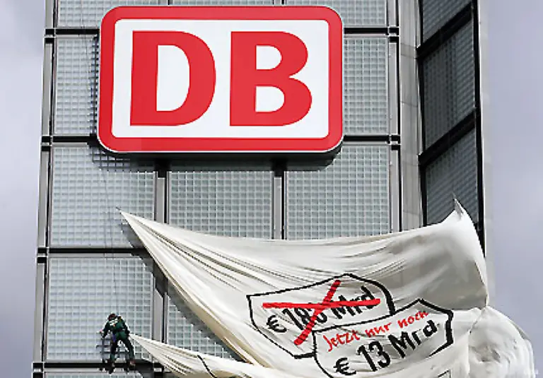 28-April-Die-grosse-Koalition-gibt-gruenes-Licht-fuer-die-Teilprivatisierung-der-Deutschen-Bahn-Der-Boersengang-wird-wegen-der-Finanzmarktkrise-im-Herbst-jedoch-auf-unbestimmte-Zeit-verschoben