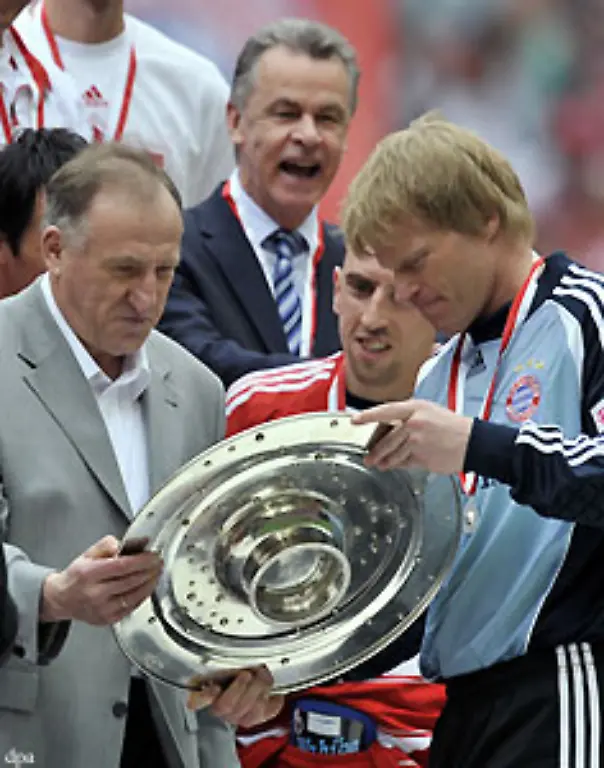 17-Mai-Der-deutsche-Fussball-Meister-heisst-zum-21-Mal-Bayern-Muenchen-Nach-einem-4-1-Sieg-ueber-Hertha-BSC-Berlin-ueberreicht-Georg-Katsche-Schwarzenbeck-der-Fussball-Weltmeister-von-1974-die-Meisterschale-an-Bayern-Kapitaen-Oliver-Kahn