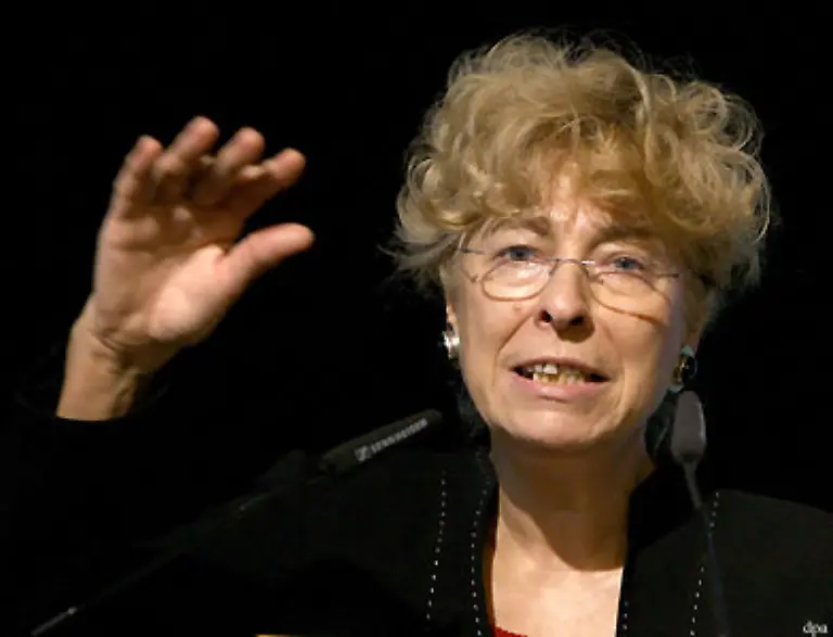 Als-Gegenkandidatin-nominiert-die-SPD-wenige-Tage-spaeter-die-Hochschulprofessorin-Gesine-Schwan-im-Bild-Die-Linkspartei-schickt-den-Schauspieler-Peter-Sodann-ins-Rennen