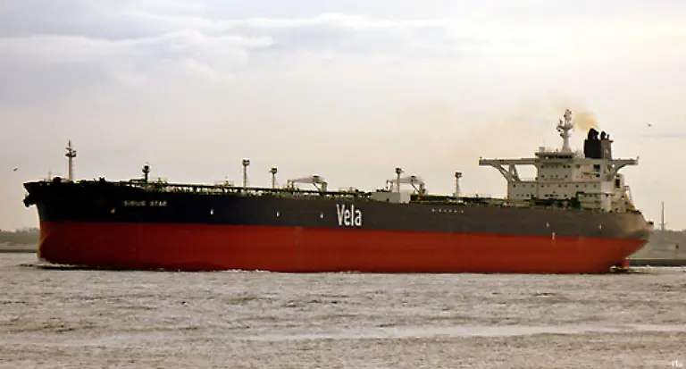 in-der-Gewalt-der-Seeraeuber-Am-15-November-kapern-sie-den-330-Meter-langen-saudischen-Oeltanker-Sirius-Star-Die-Ladung-zwei-Millionen-Barrel-Oel-mit-einem-Marktwert-von-umgerechnet-gut-79-Millionen-Euro