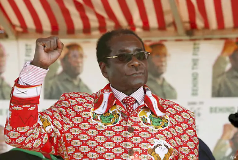 27-Juni-Unbeeindruckt-von-weltweiter-Kritik-laesst-sich-Simbabwes-Praesident-Robert-Mugabe-mit-einer-umstrittenen-Wahl-im-Amt-bestaetigen-Sein-Herausforderer-Morgan-Tsvangirai-hatte-sich-nach-Angriffen